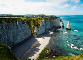 Bãi biển Étretat là một trong những điểm đến du lịch Pháp độc đáo