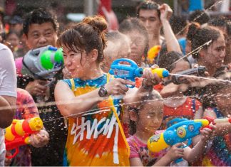 Đi du lịch Thái Lan tham gia lễ hội té nước lớn nhất cả nước
